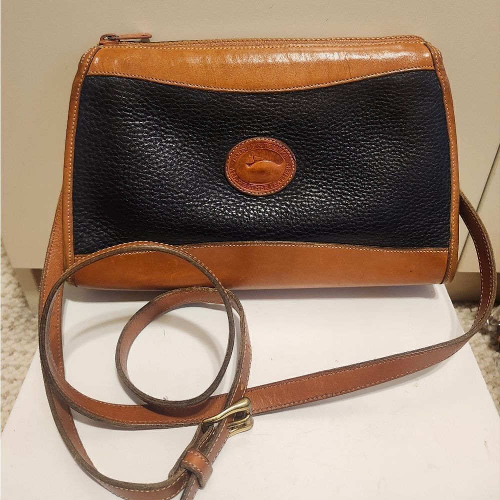 Vintage VG '80s Dooney & Bourke Classic Black/Tan Leather Zip Top Crossbody Bag
